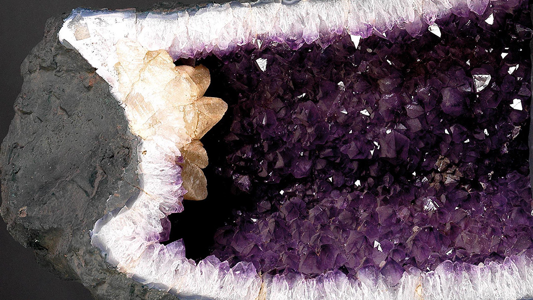 Gestein mit Amethyst und Rauchqaurz