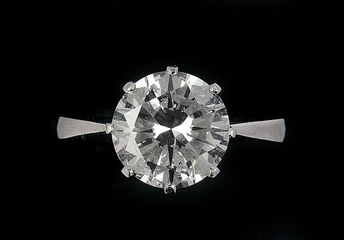 Brillant mit sichtbaren Einschlüssen