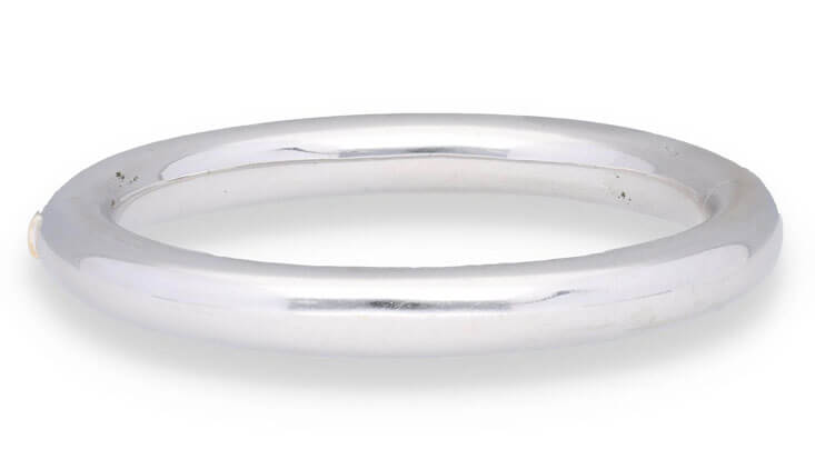 Für den kühlen Hautunterton besonders gut geeignet: Minimalistischer aber auffälliger Armreif in Weißgold