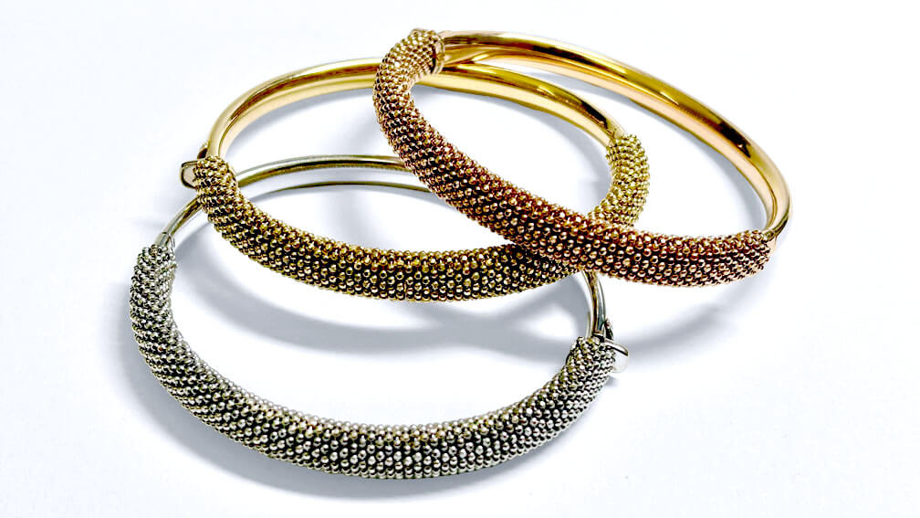 Für alle Hautuntertöne geeignet: Drei Armreife in Gelbgold, Weißgold Roségold mit Kugel-Detail Verzierung