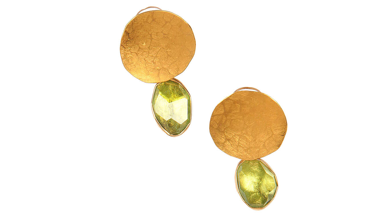 Peridot Ohrgehänge aus mattiertem Gelbgold; Peridot im Fantasieschliff 