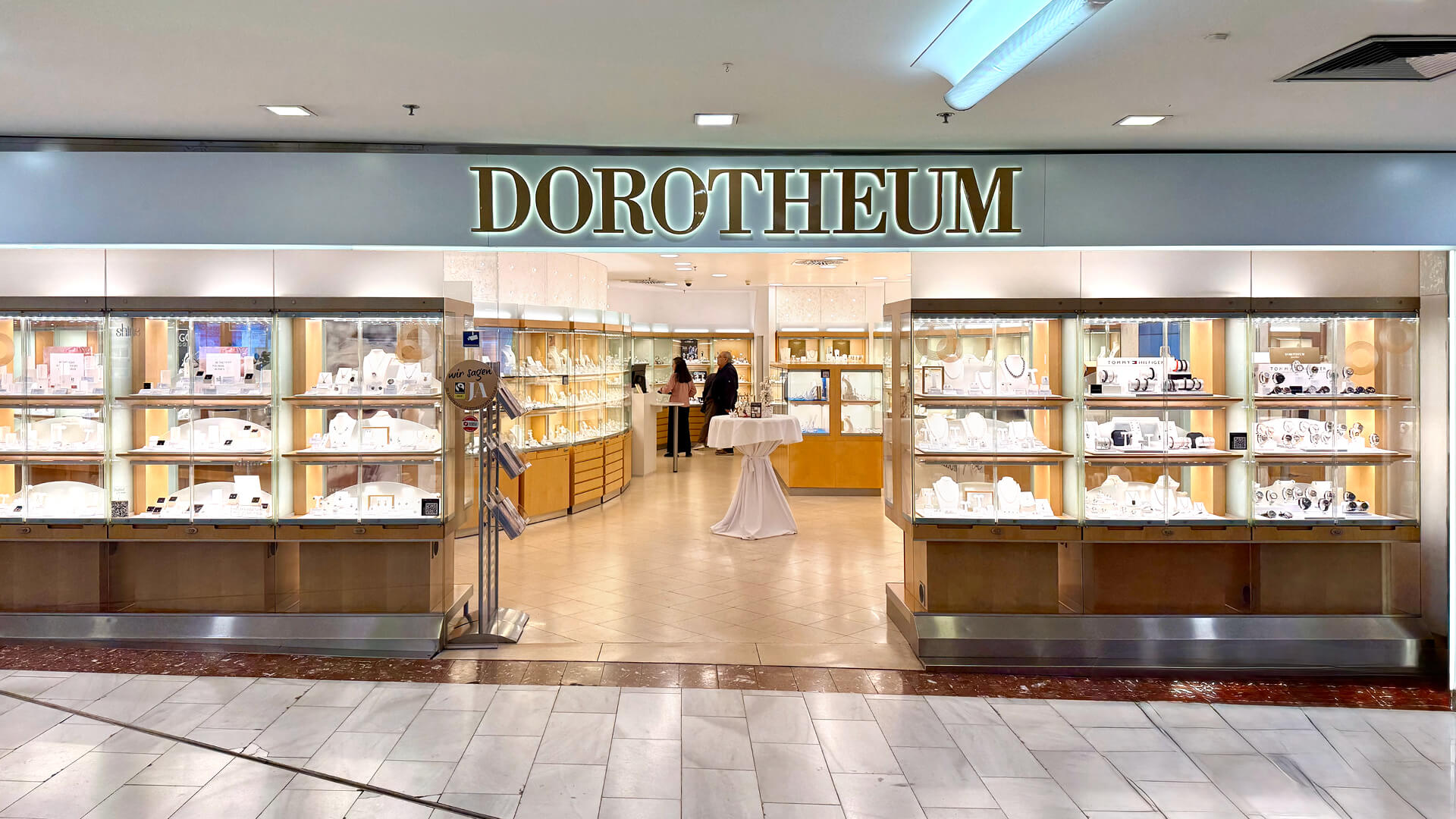 Das Geschäftslokal der Pfandleihe 1150 Wien in der Lugner City von außen.