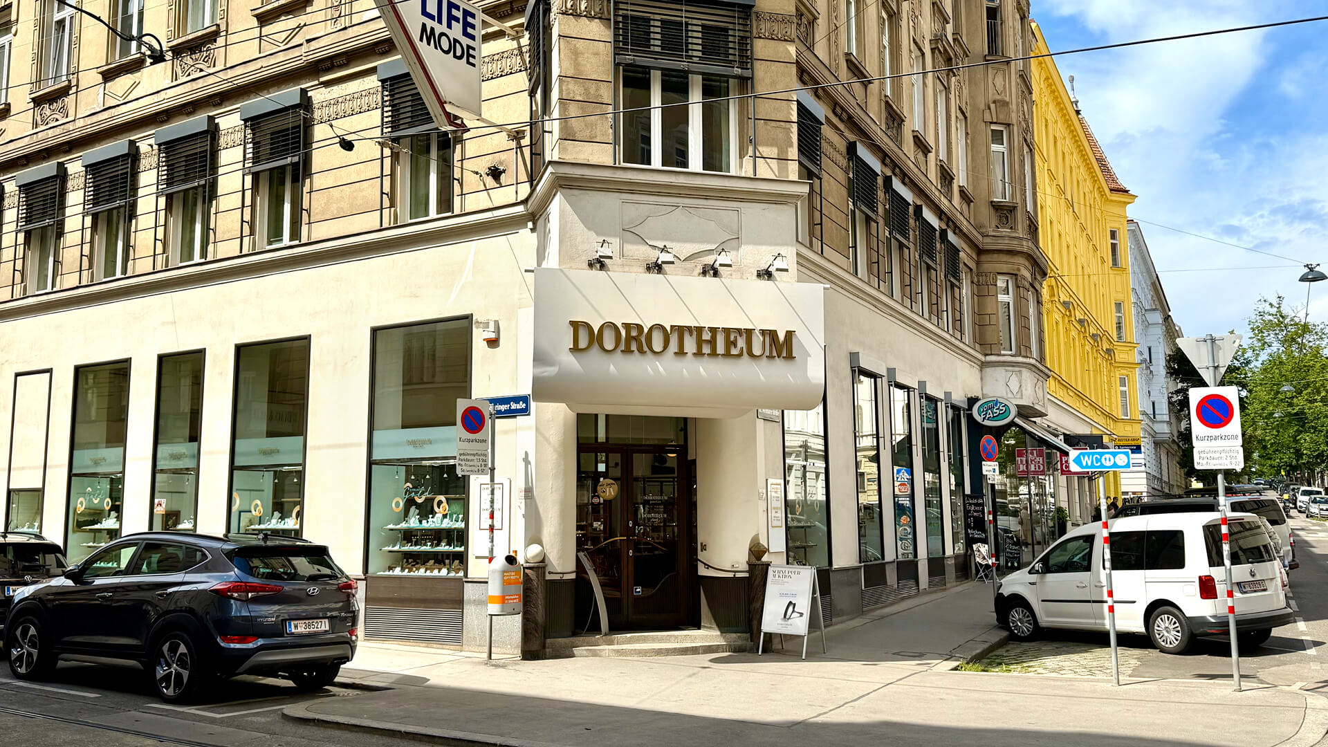 Das schöne Gebäude der Pfandleihe 1180 Wien auf der Währinger Straße von außen.