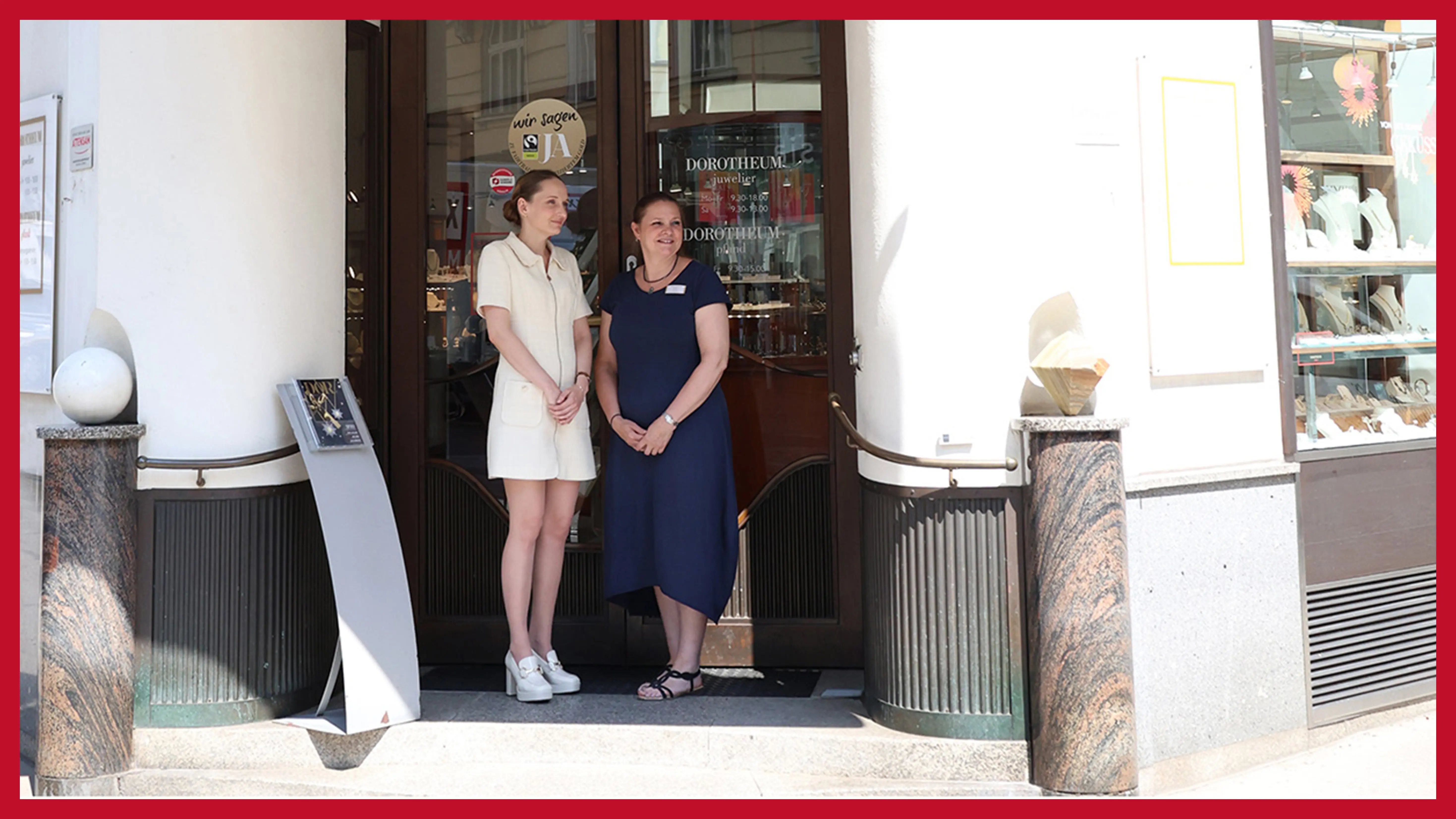 zweikoepfiges-team-vor-der-tuer-unter-dem-tuerbogen-im-schatten-an-einem-sommertag