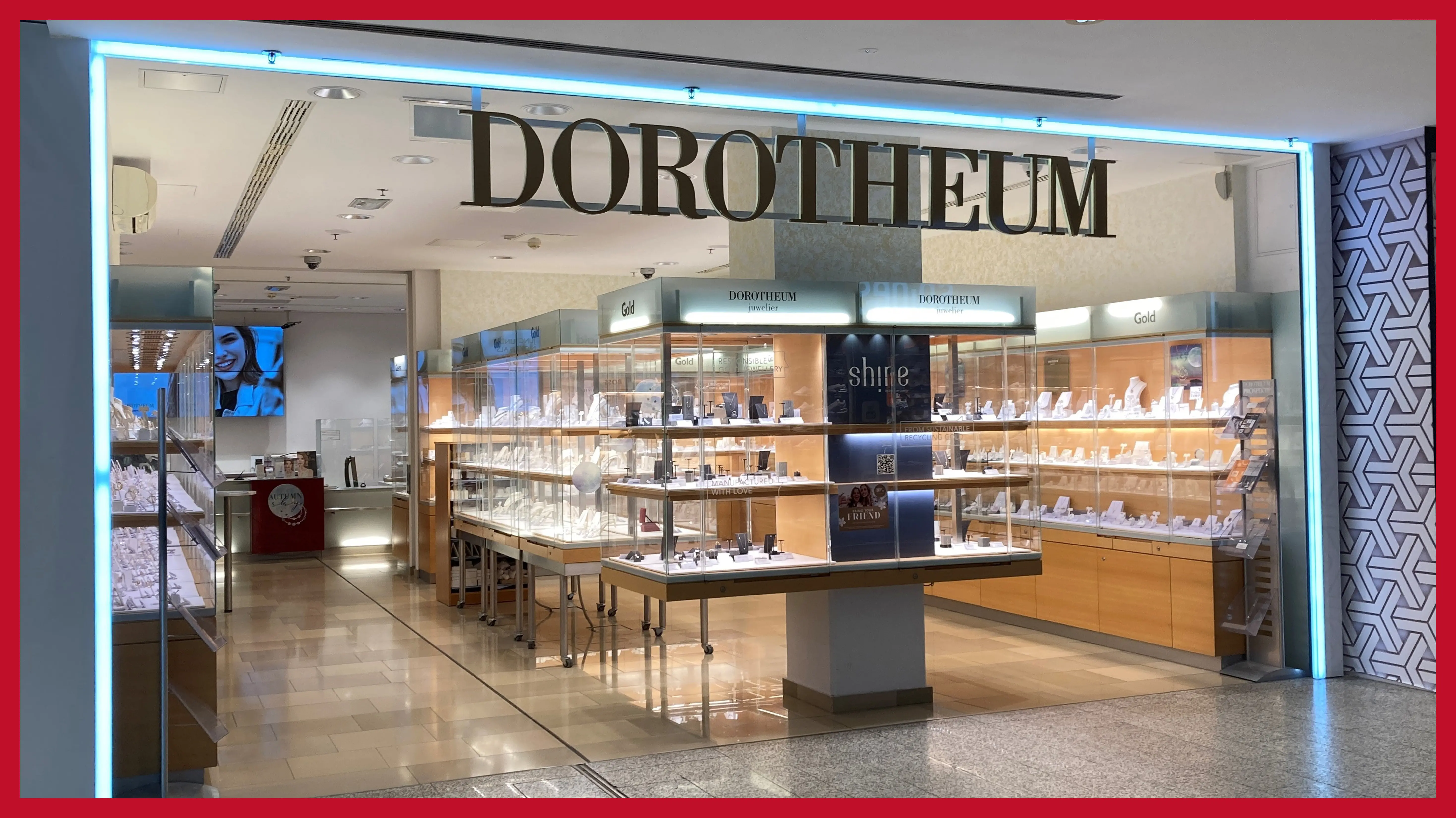 filiale-von-außen-mit-hell-beleuchteten-vitrinen