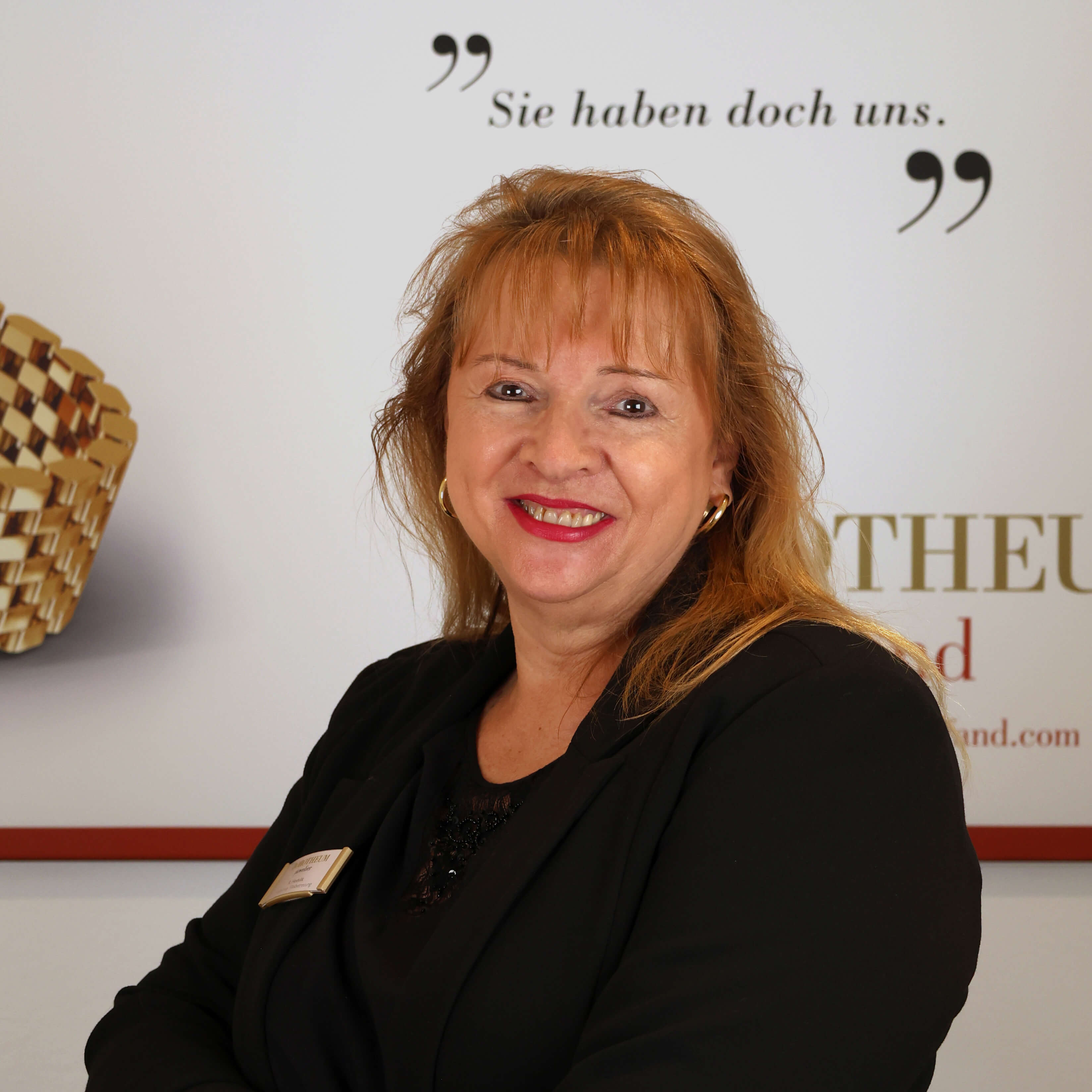 filialleiterin-vor-einem-plakat-in-der-filiale