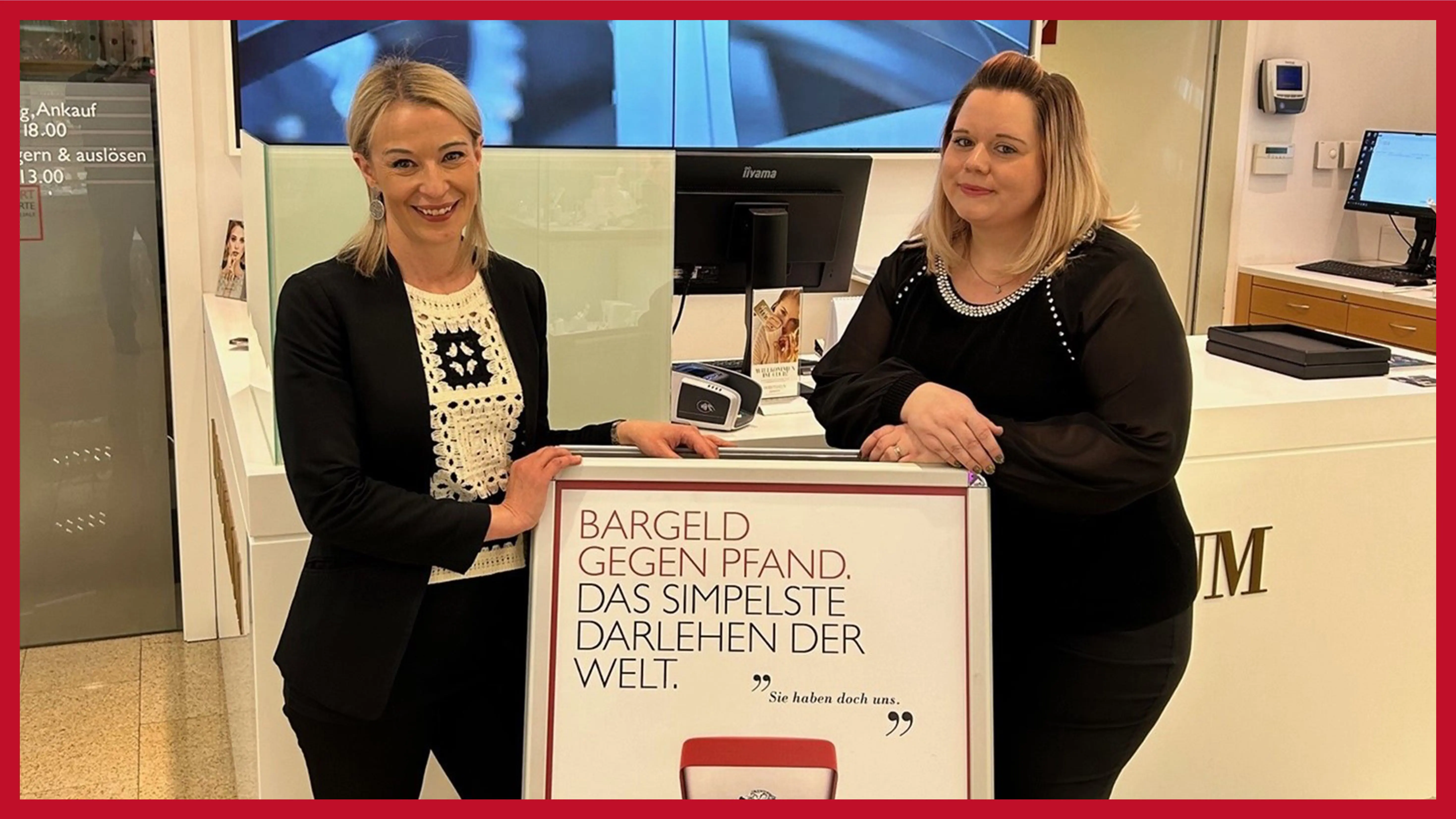 zweikoepfiges-team-lehnend-an-einem-schild