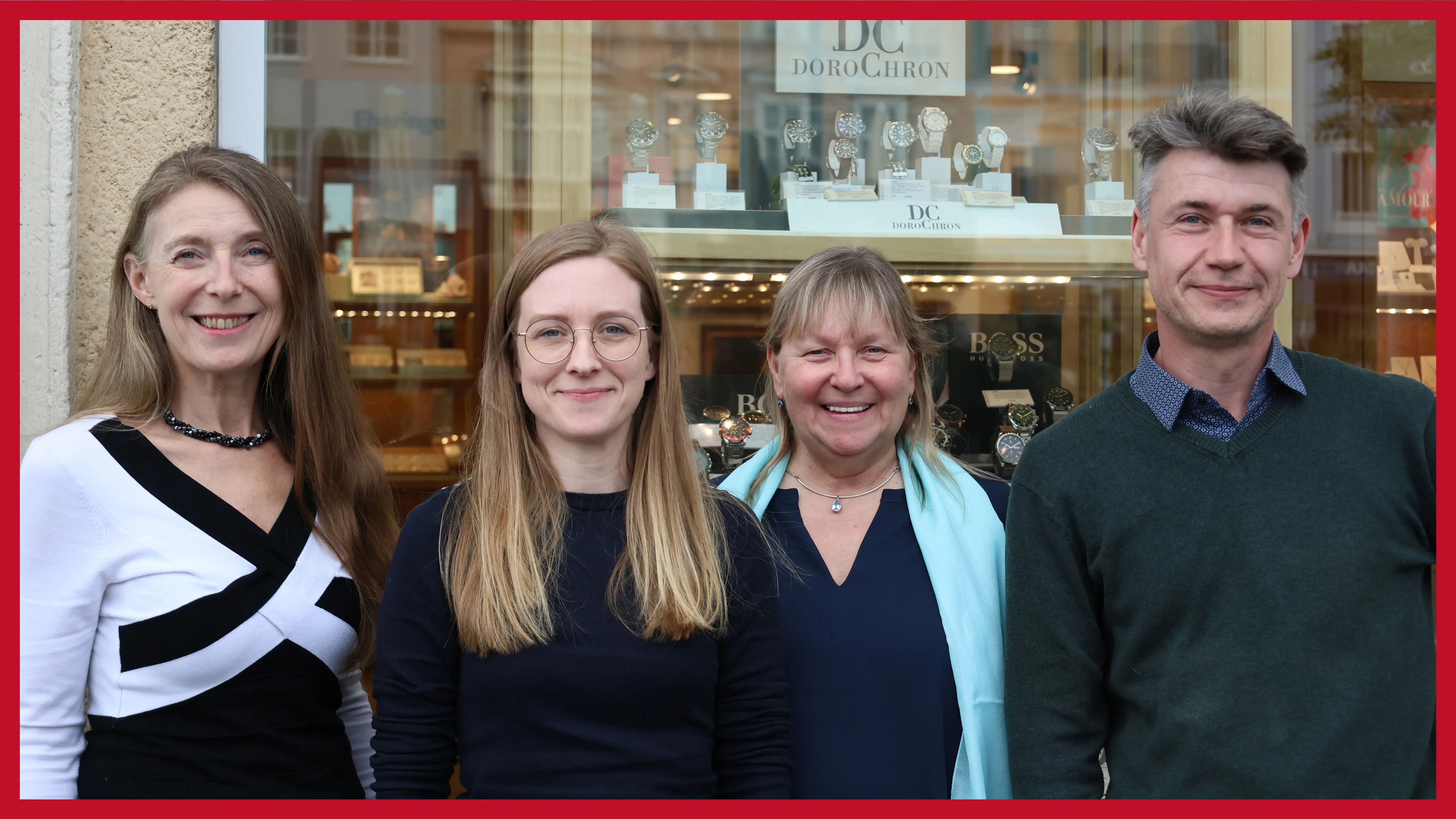 vierkoepfiges-team-vor-der-filiale-an-eine-bewoelkten-tag