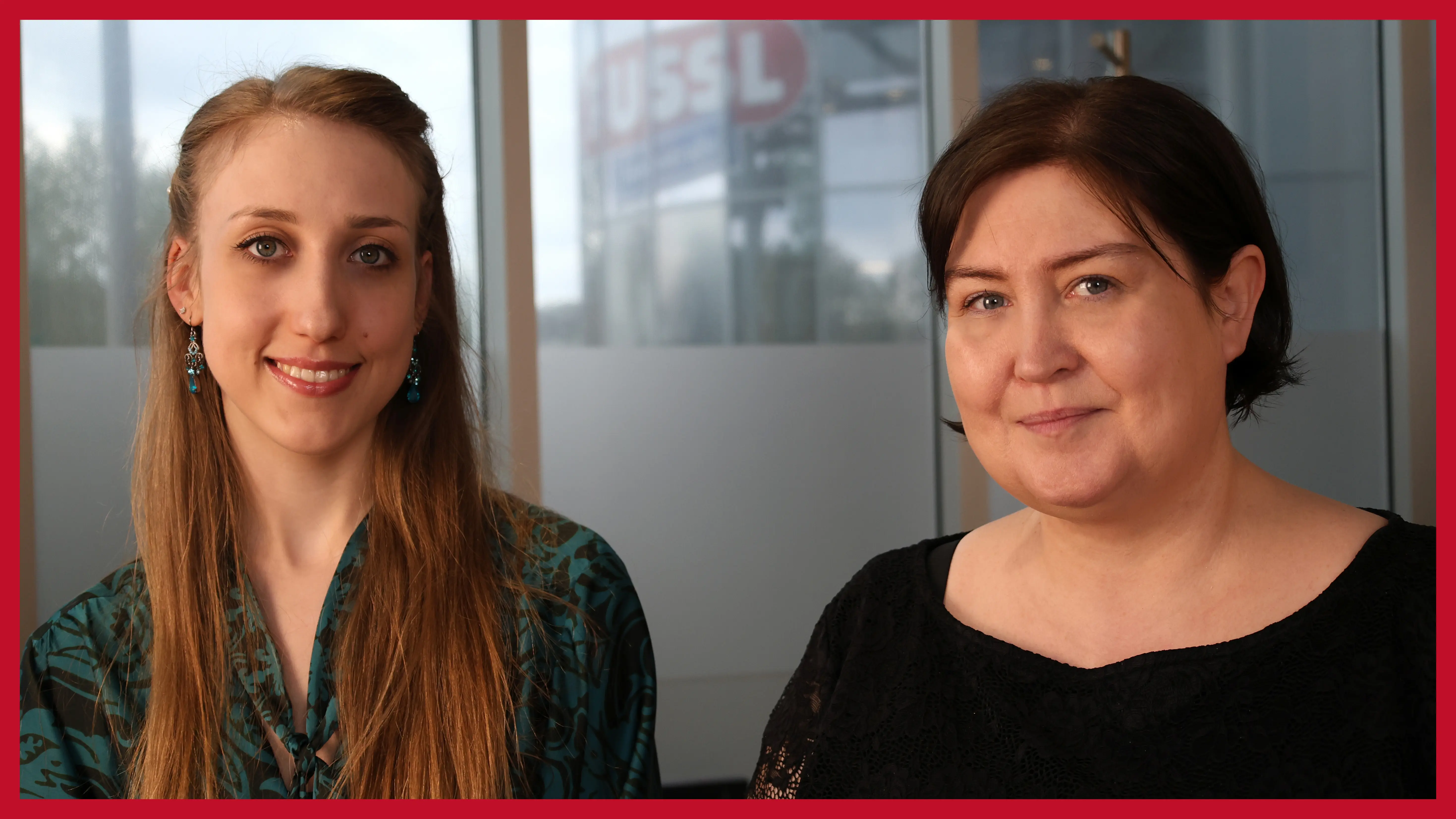 zweikoepfiges-team-der-filiale-im-vierzehnten-bezirk-vor-dem-fenster