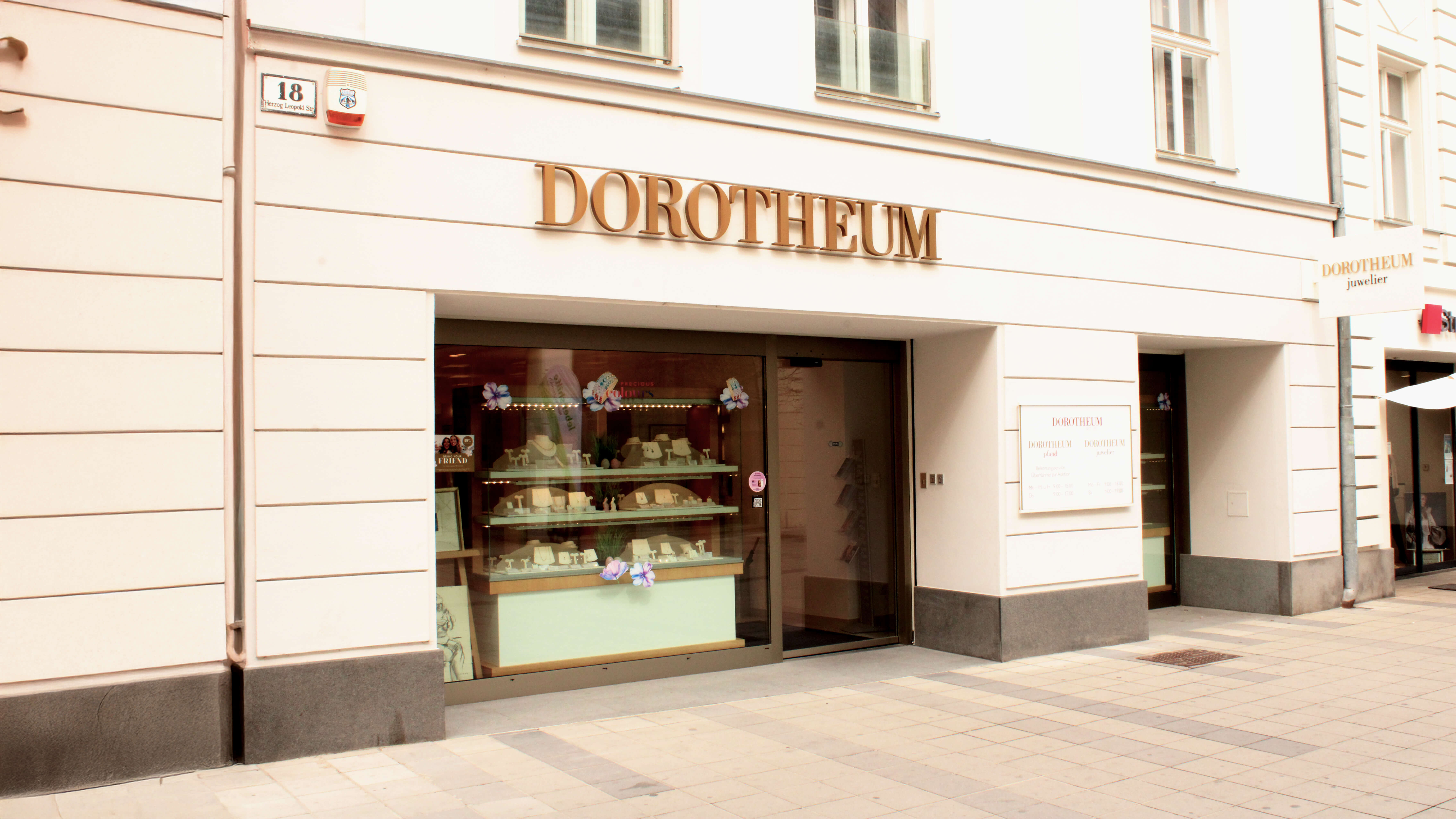 Das Geschäftslokal der Pfandleihe Wiener Neustadt von außen in der Innenstadt.