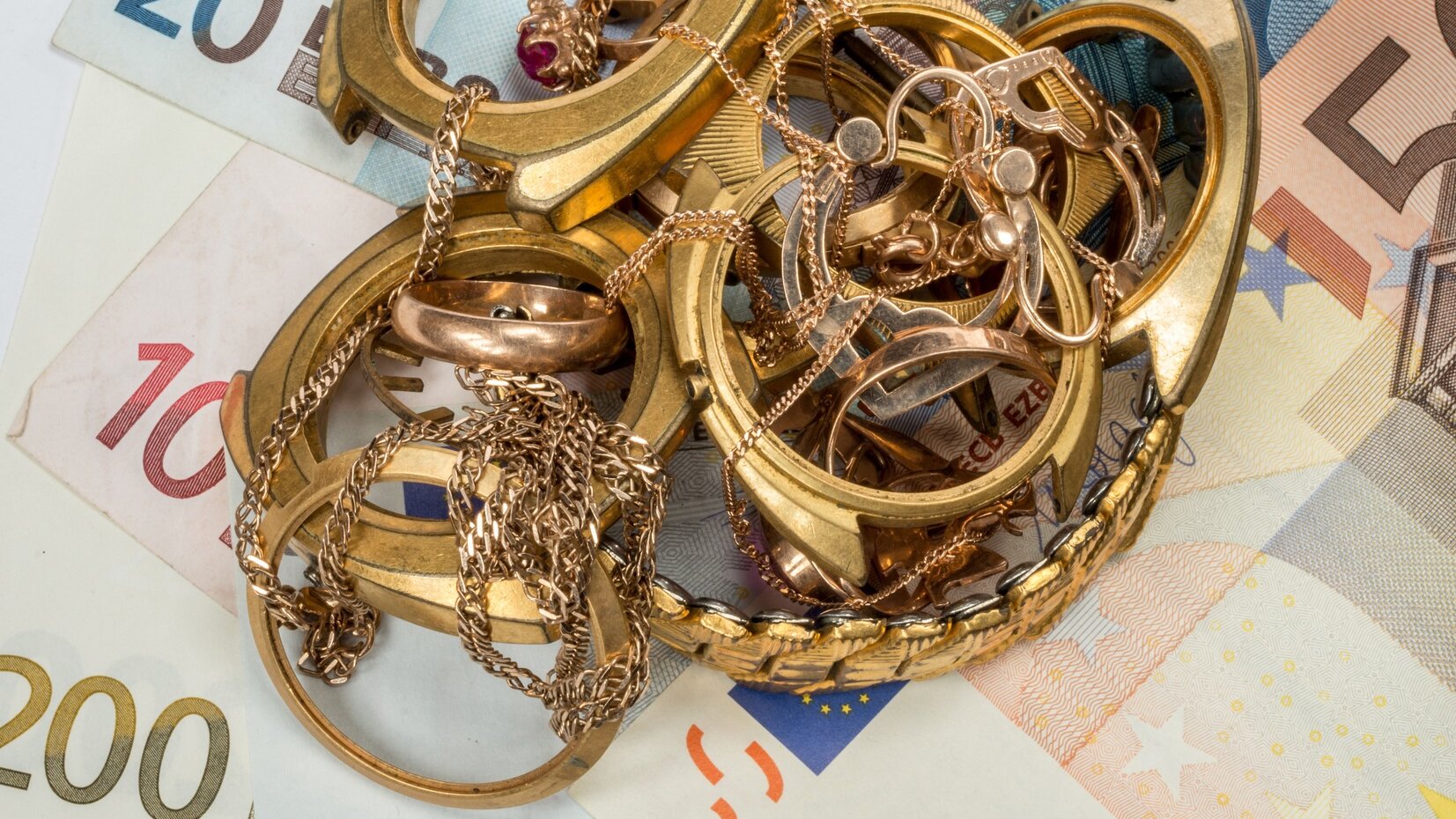 Goldschmuck auf Geldscheinen