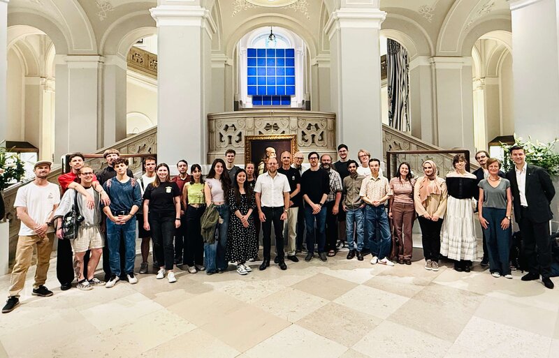 Gruppenfoto: Ein Besuch im Dorotheum Juwelenlabor