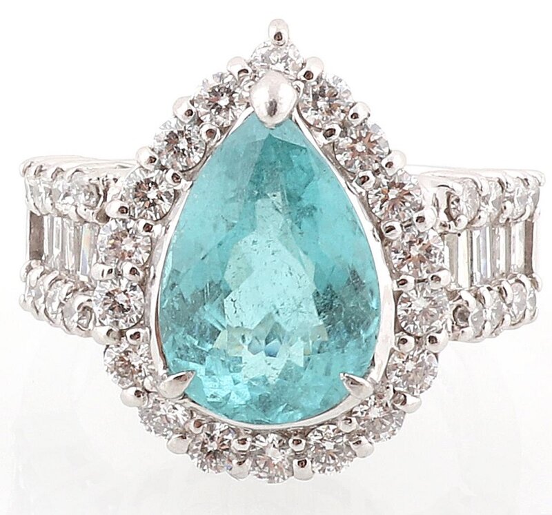 4-7/4-8 Paraiba Turmalin Ring ca. 4 ct Platin 900, Brillanten und Diamanten im Baguetteschliff zus. ca. 1,40 ct, 13,5 g