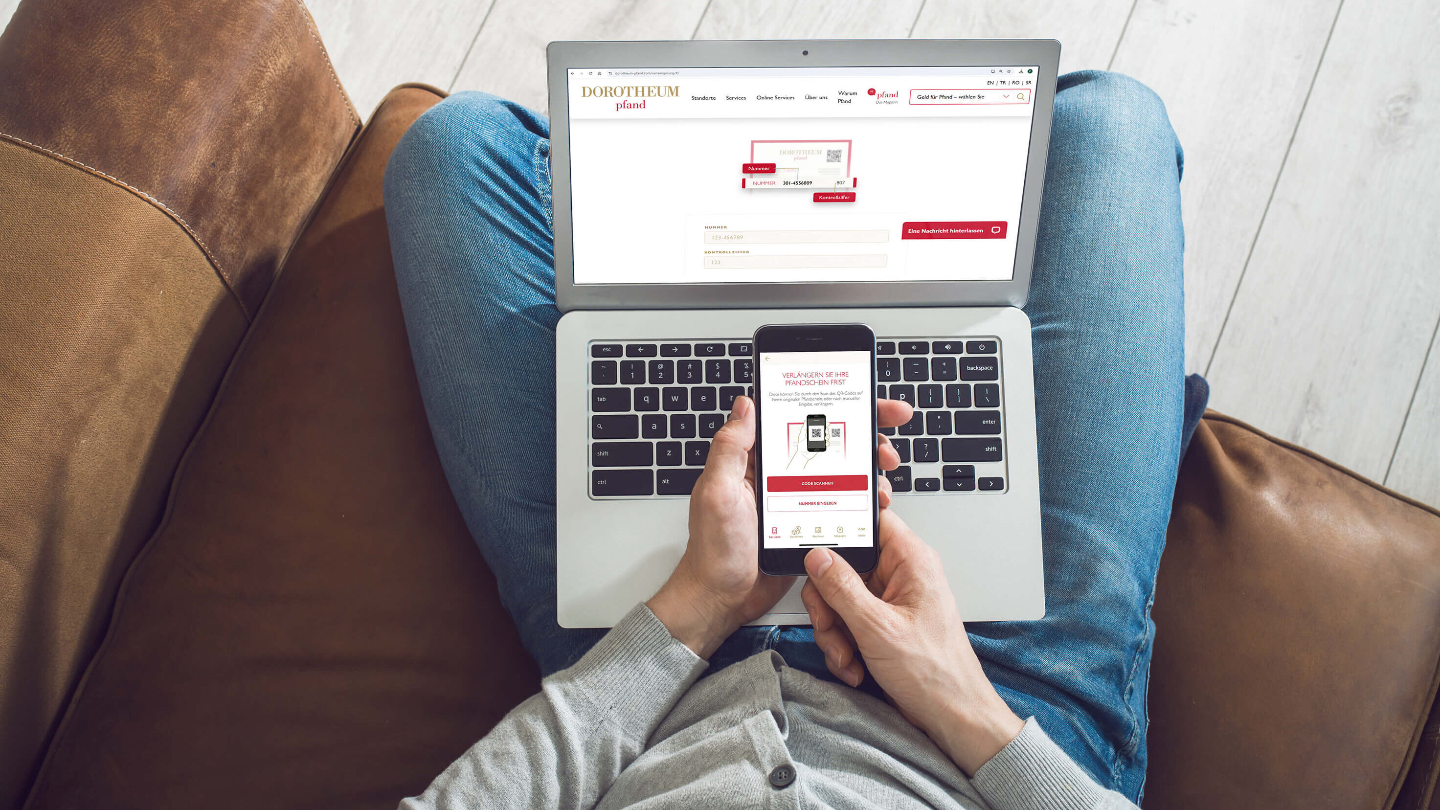 Mann mit Laptop und Smartphone auf der Couch und betrachtet die Dorotheum Pfand Website