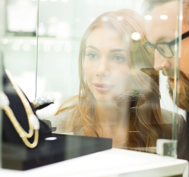 Paar beim Schmuck-Kauf