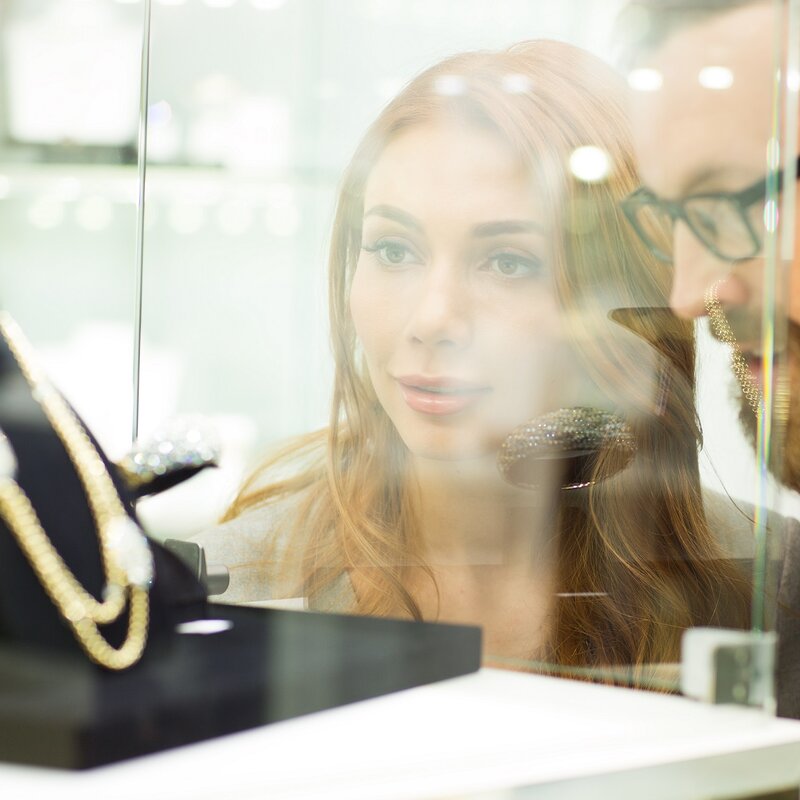 Paar beim Schmuck-Kauf