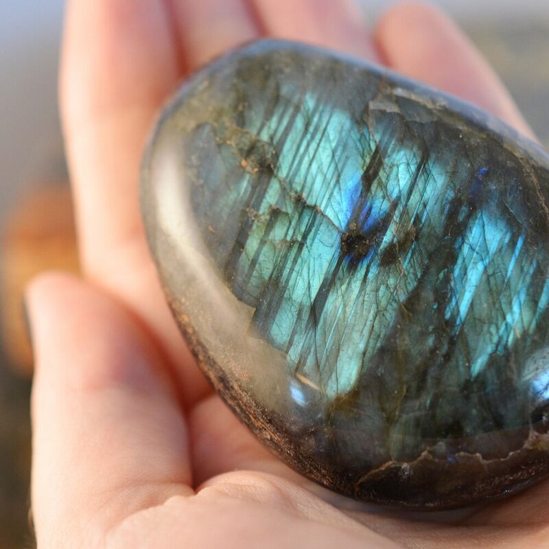 Großer Labradorit liegt in einer Hand