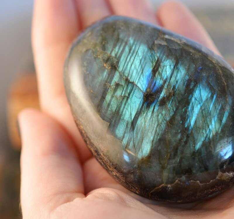 Großer Labradorit liegt in einer Hand