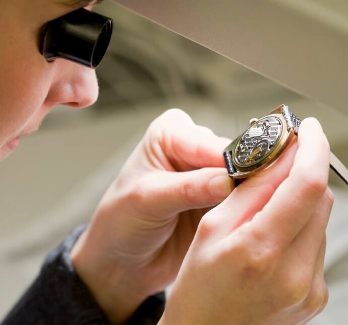 Schätzmeister mit Lupe und Uhr im Dorotheum