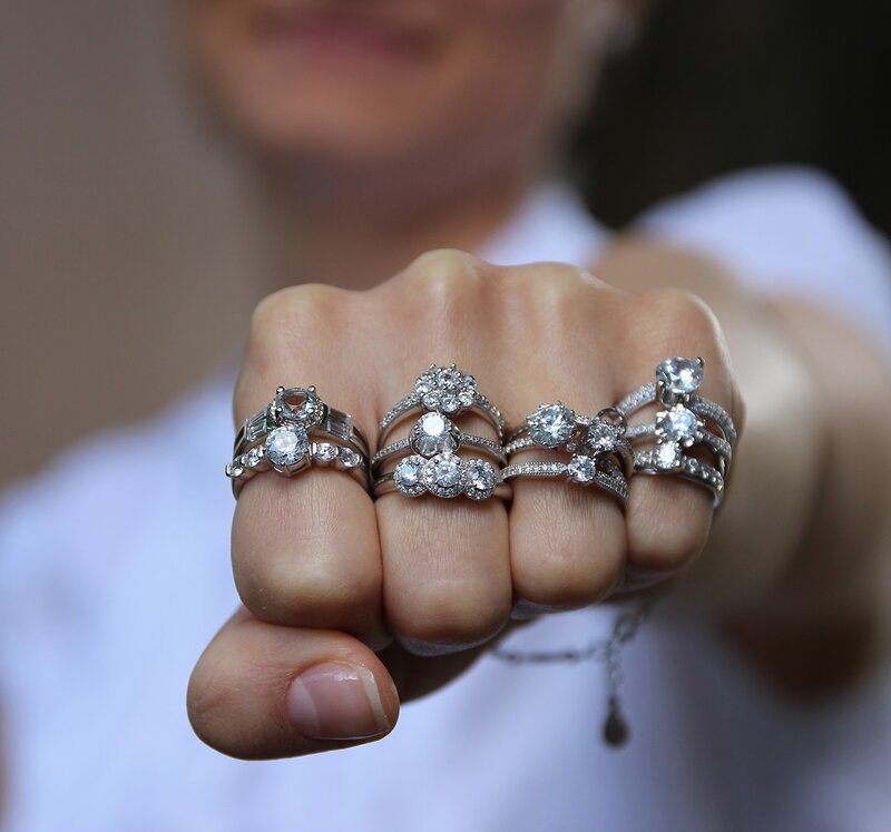 Weibliche Faust mit Diamantringen