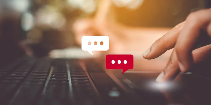 Hand mit einer Tastatur