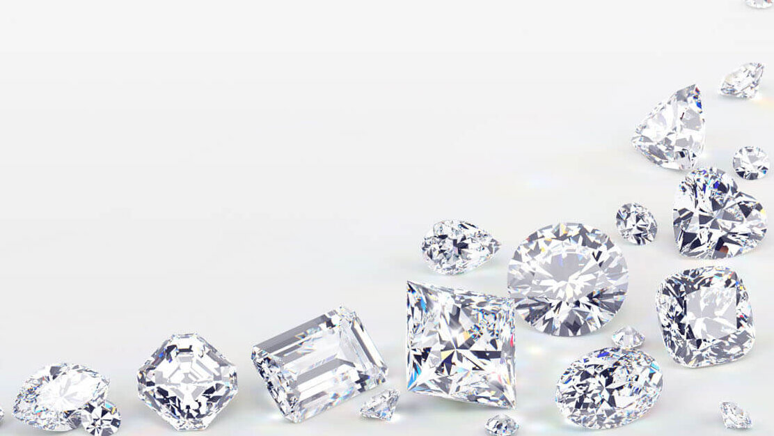 Diamanten in allen Schliffen auf weißem Hintergrund