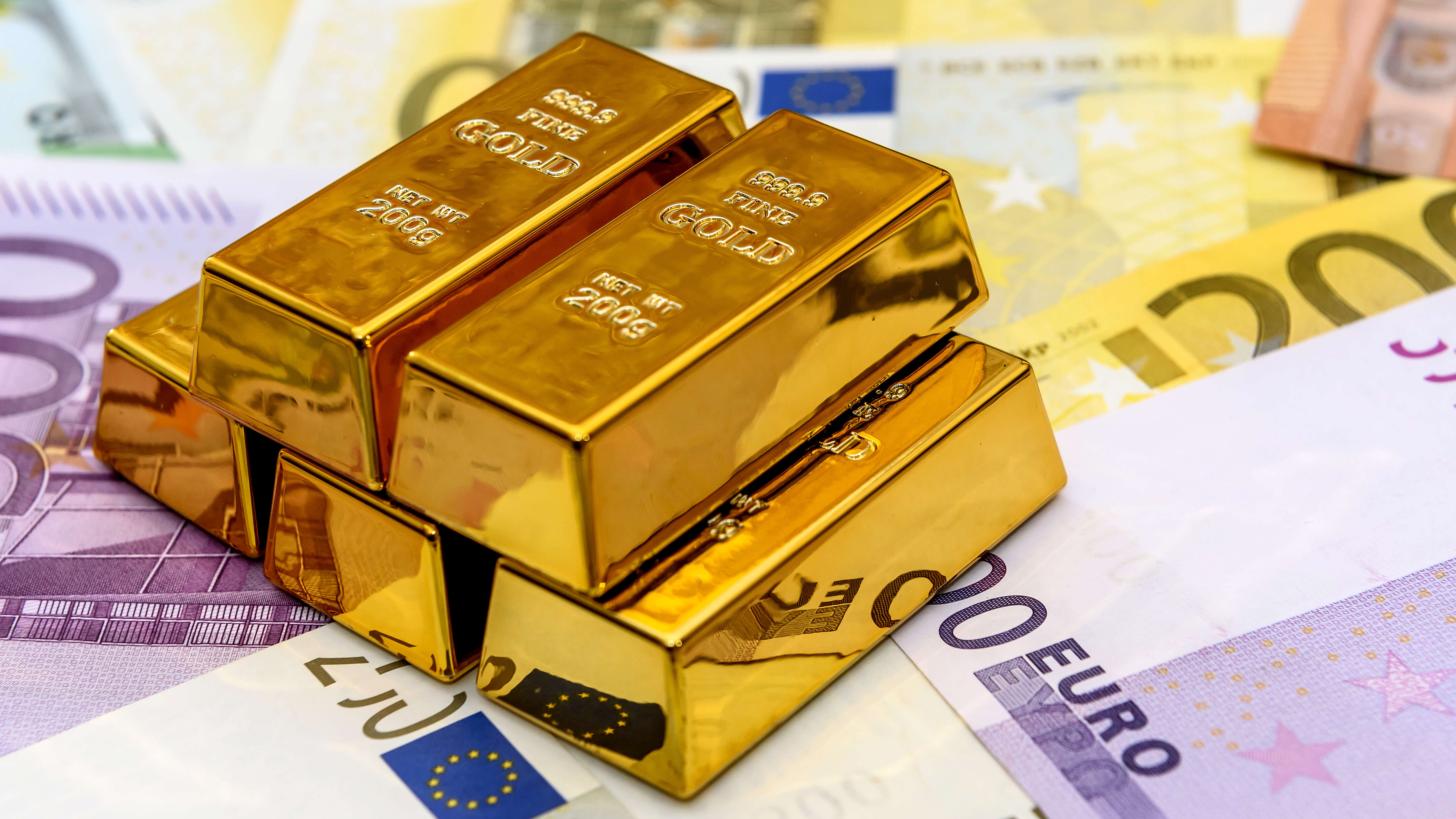 Pfanddarlehen oder Goldankauf: Bargeld mit Goldbarren