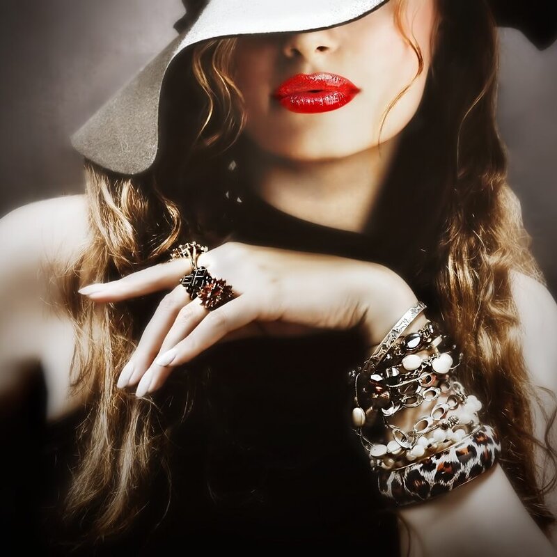 Model mit schmuckem Unikat