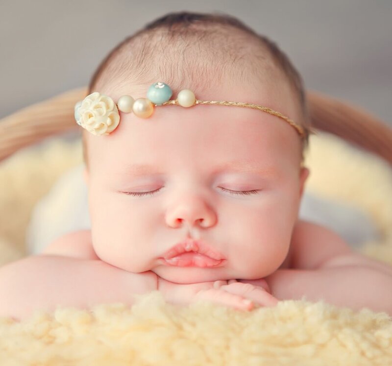 Schmuck aus Muttermilch am Kopf eines Babys