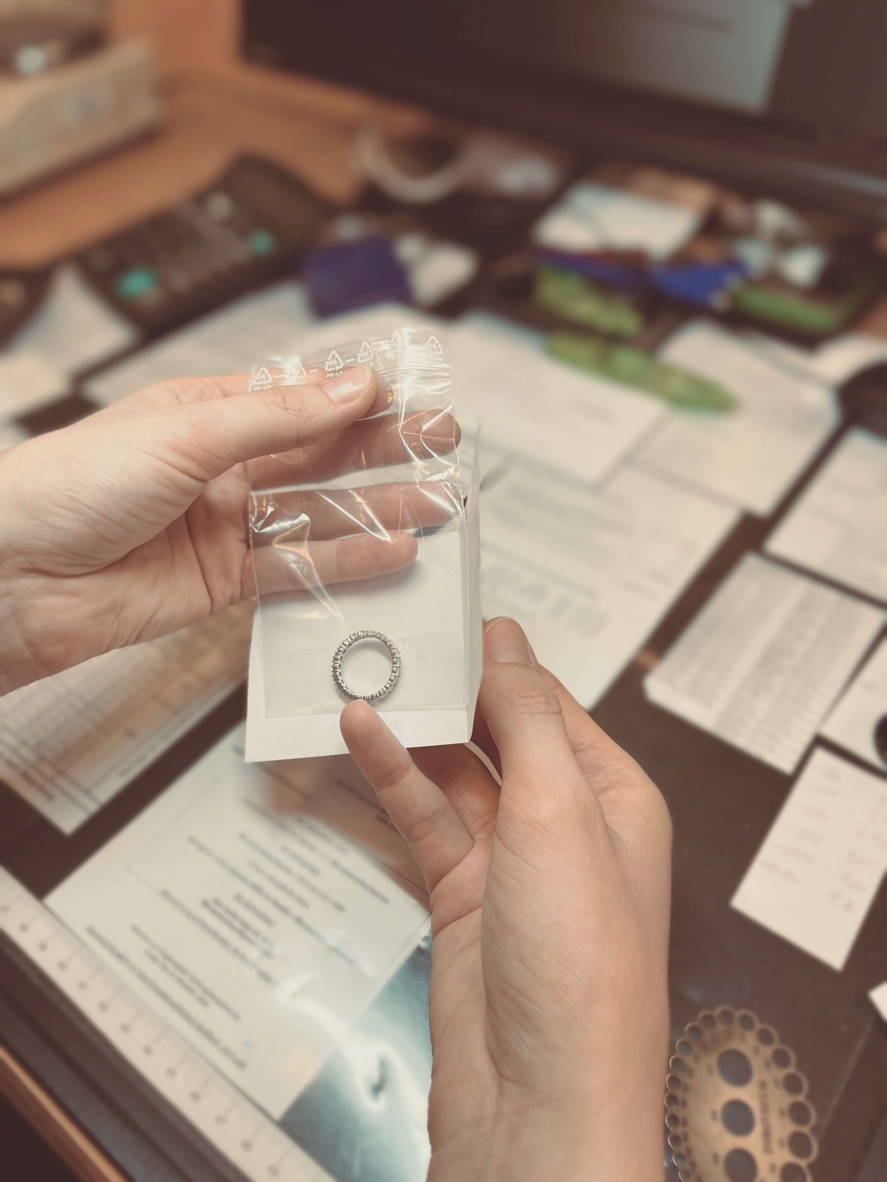 Schmuck wird für Verkauf im Pfandhaus Dorotheum vorbereitet.