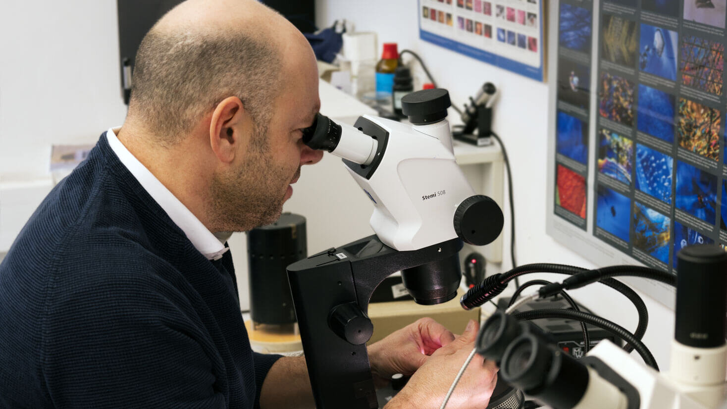 Dorian Eckmann, Leiter des Jwelenlabors am Mikroskop
