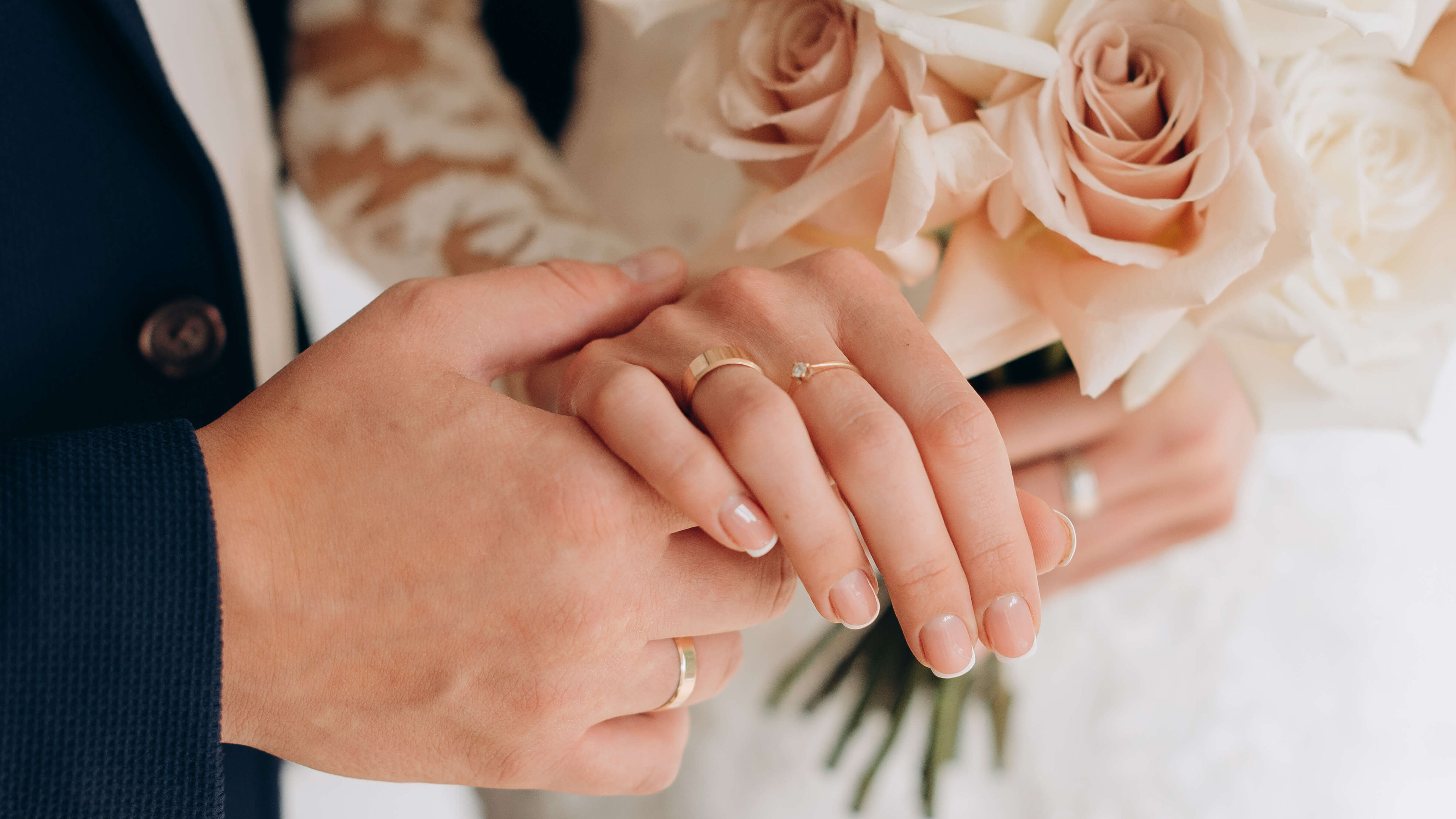 Trauringe in Peach Fuzz 