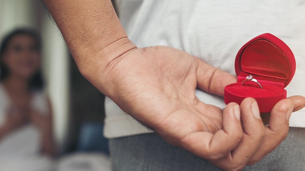 Mann überrascht mit Verlobungsring 