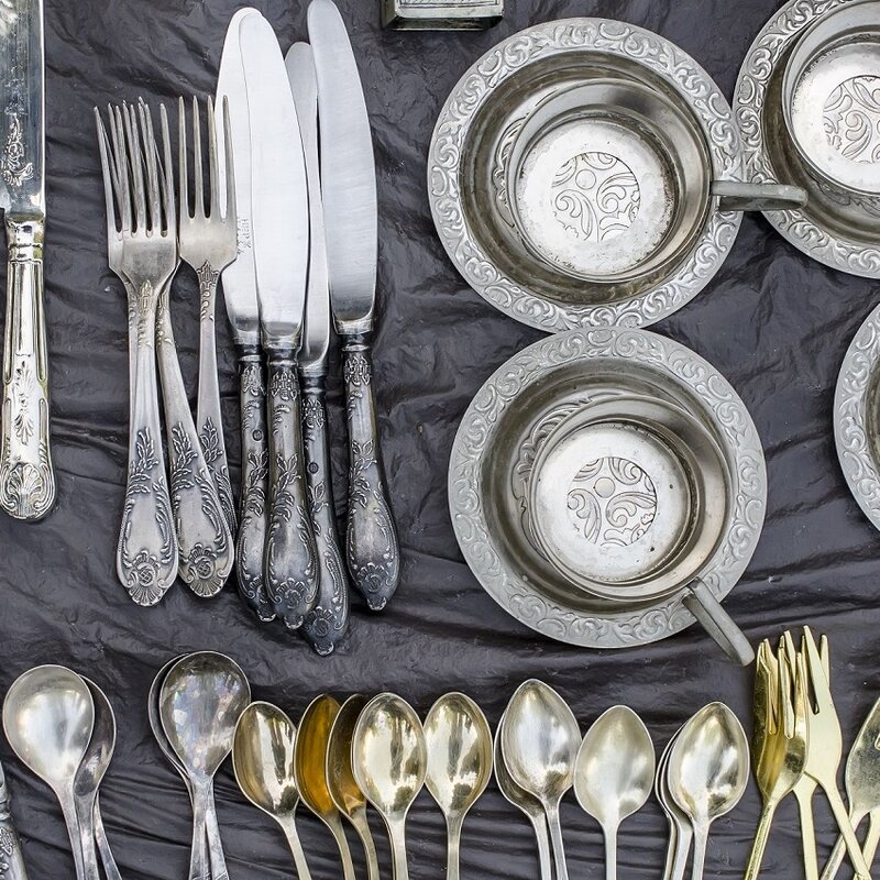 Verschiedene Bestecke aus Silber auf einem Flohmarkttisch - echt oder nur versilbert?