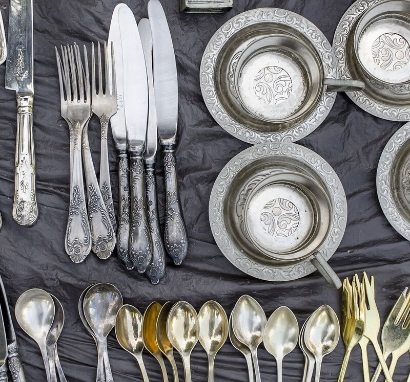 Verschiedene Bestecke aus Silber auf einem Flohmarkttisch - echt oder nur versilbert?