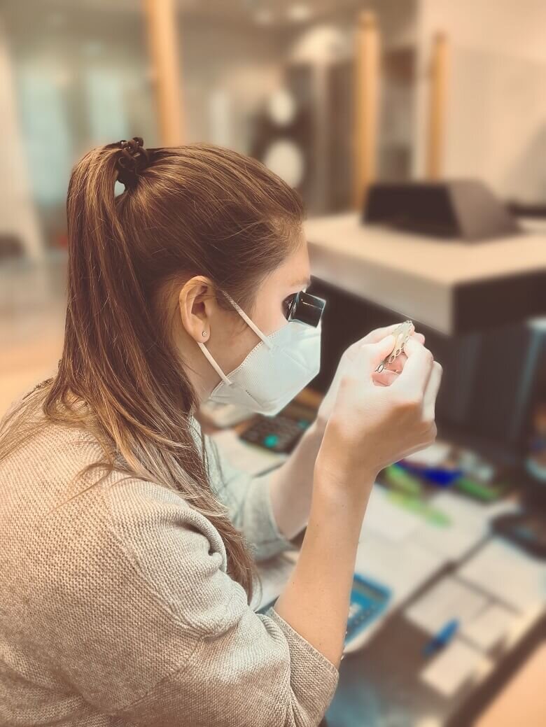 Carat Messung des Pfand im Pfandleihhaus Dorotheum