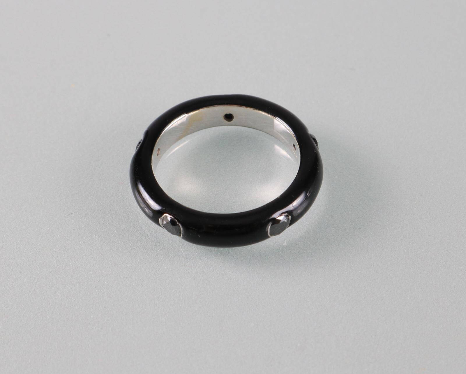 Schwarz lackierte Eheringe umarbeiten