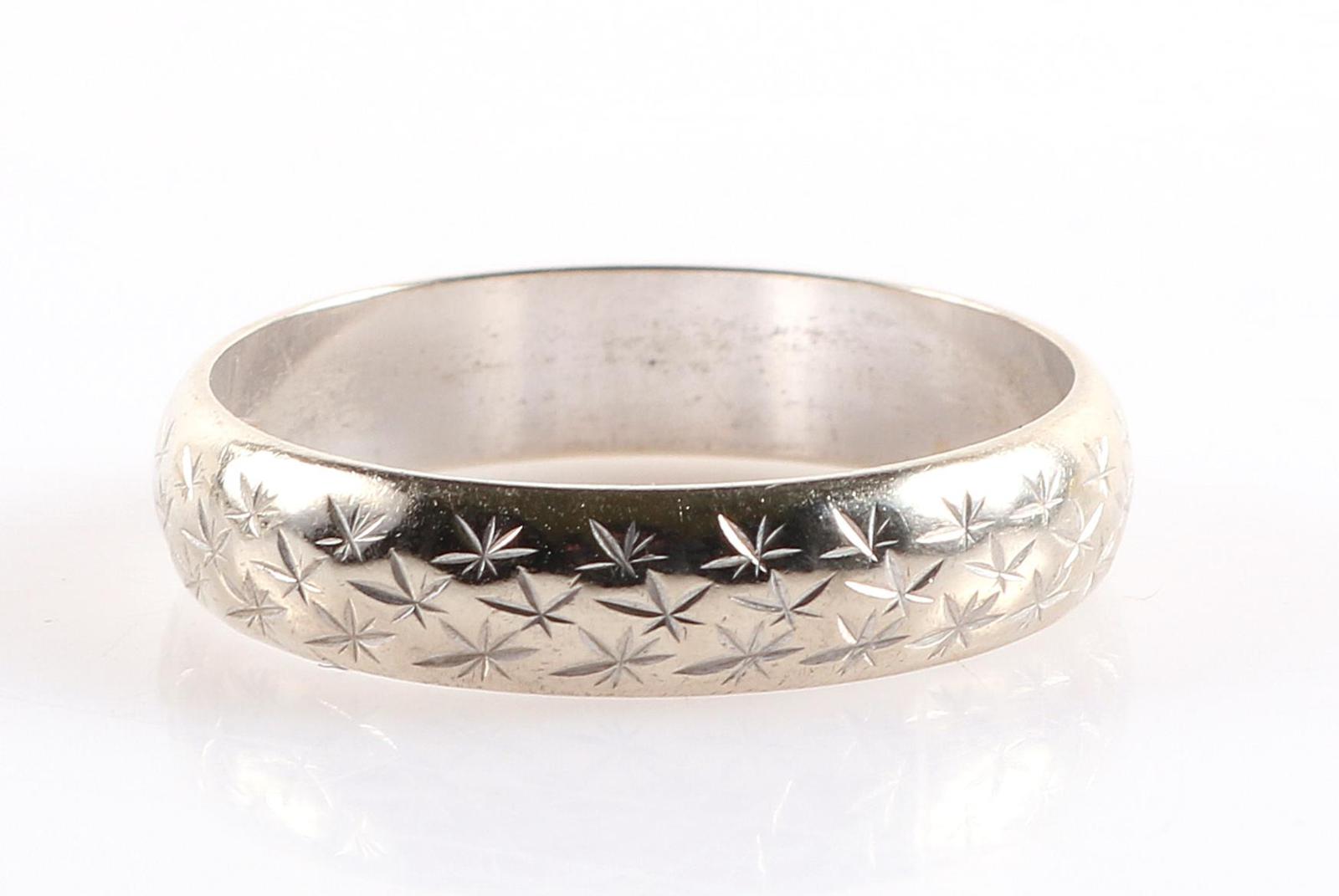 Eheringe umarbeiten mit sternförmige Ziergravur