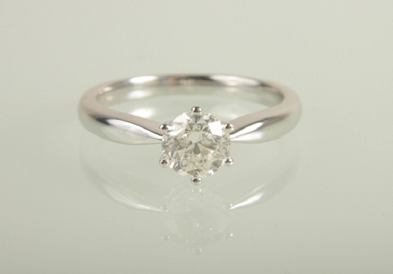 Ring mit Brillantsolitär zur Verlobung