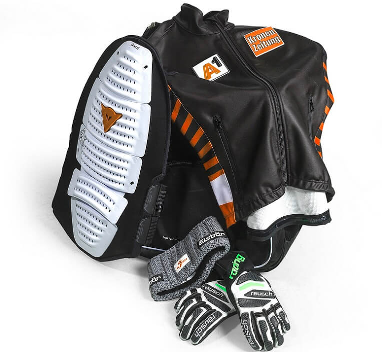 Rucksack, Rückenprotektor, Gilet, Stirnband und Handschuhe von Conny Hütter