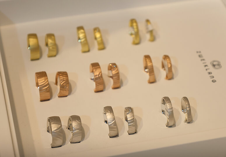 Eheringe von Zweiklang in drei Goldfarben