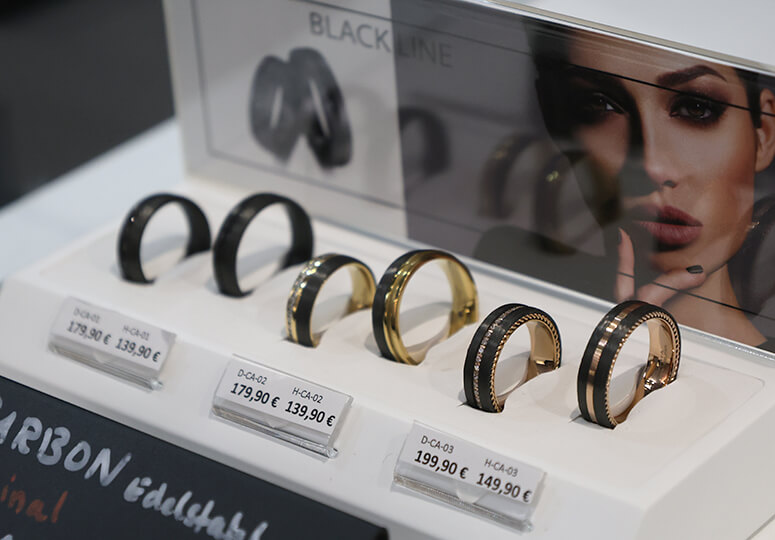 Ringe aus Edelstahl mit Gold und Carbon kombiniert