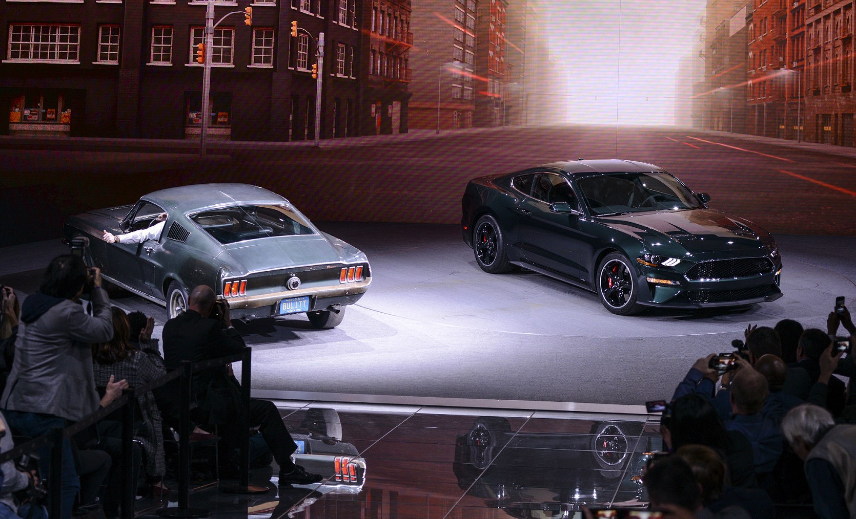 Der originale Ford Mustang GT Fastback aus dem Film Bullitt und ein neues Modell auf der NAIAS