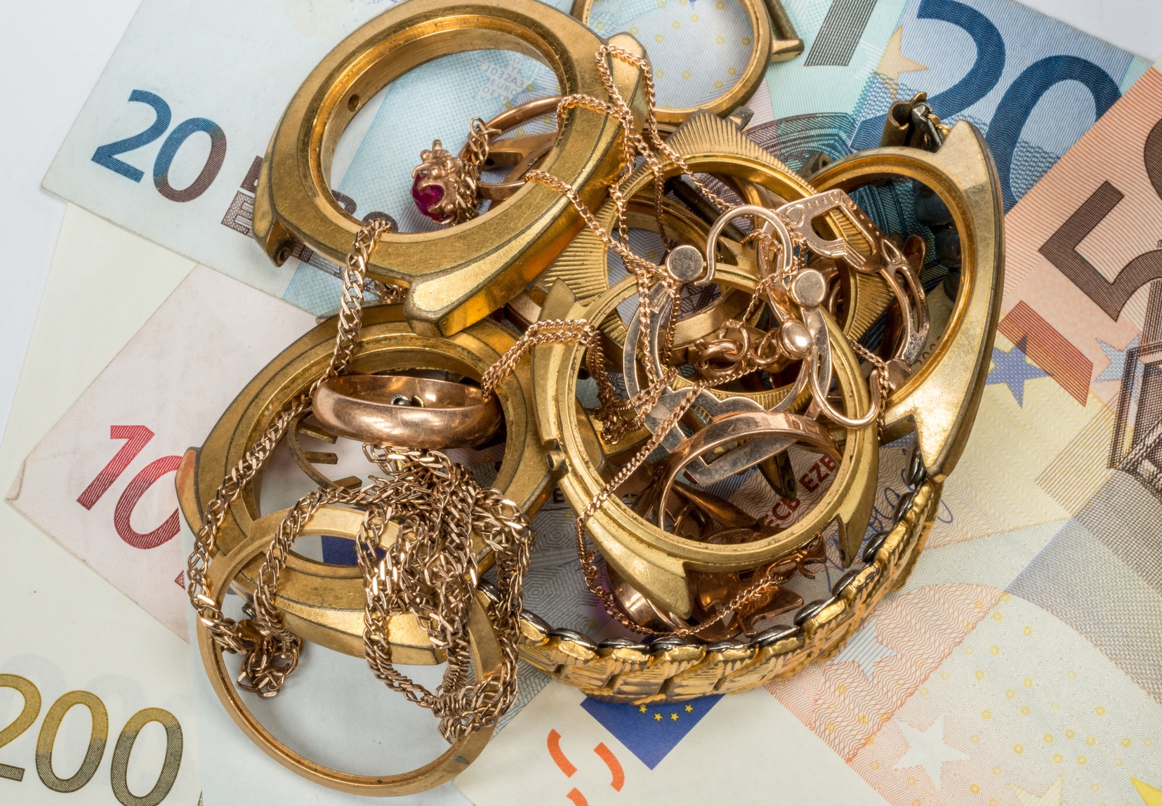 Goldschmuck auf Geldscheinen