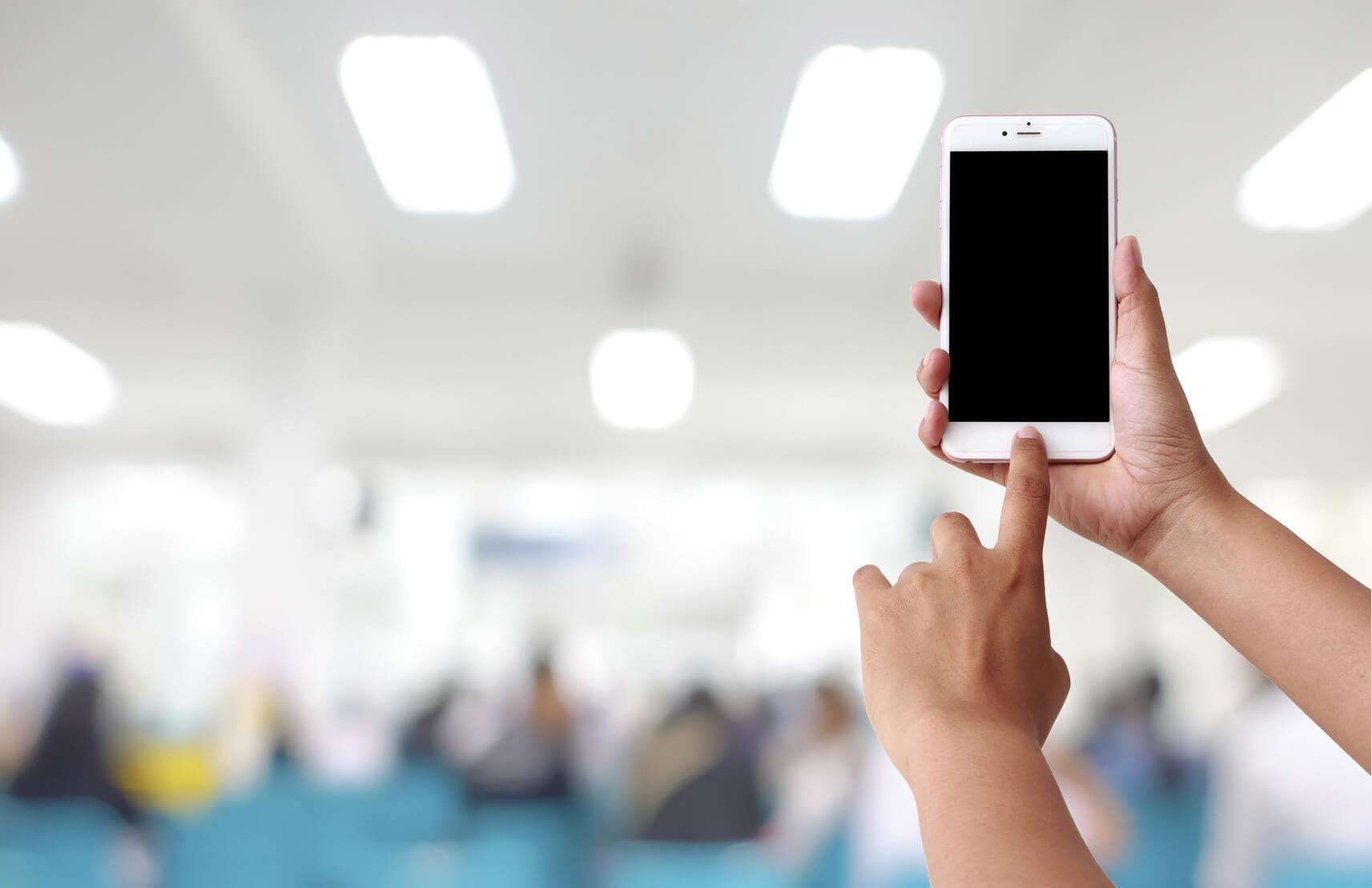 Finger bedienen ein Smartphone