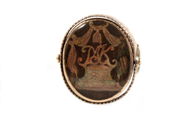 Ring mit Monogramm-Einlage aus Haar