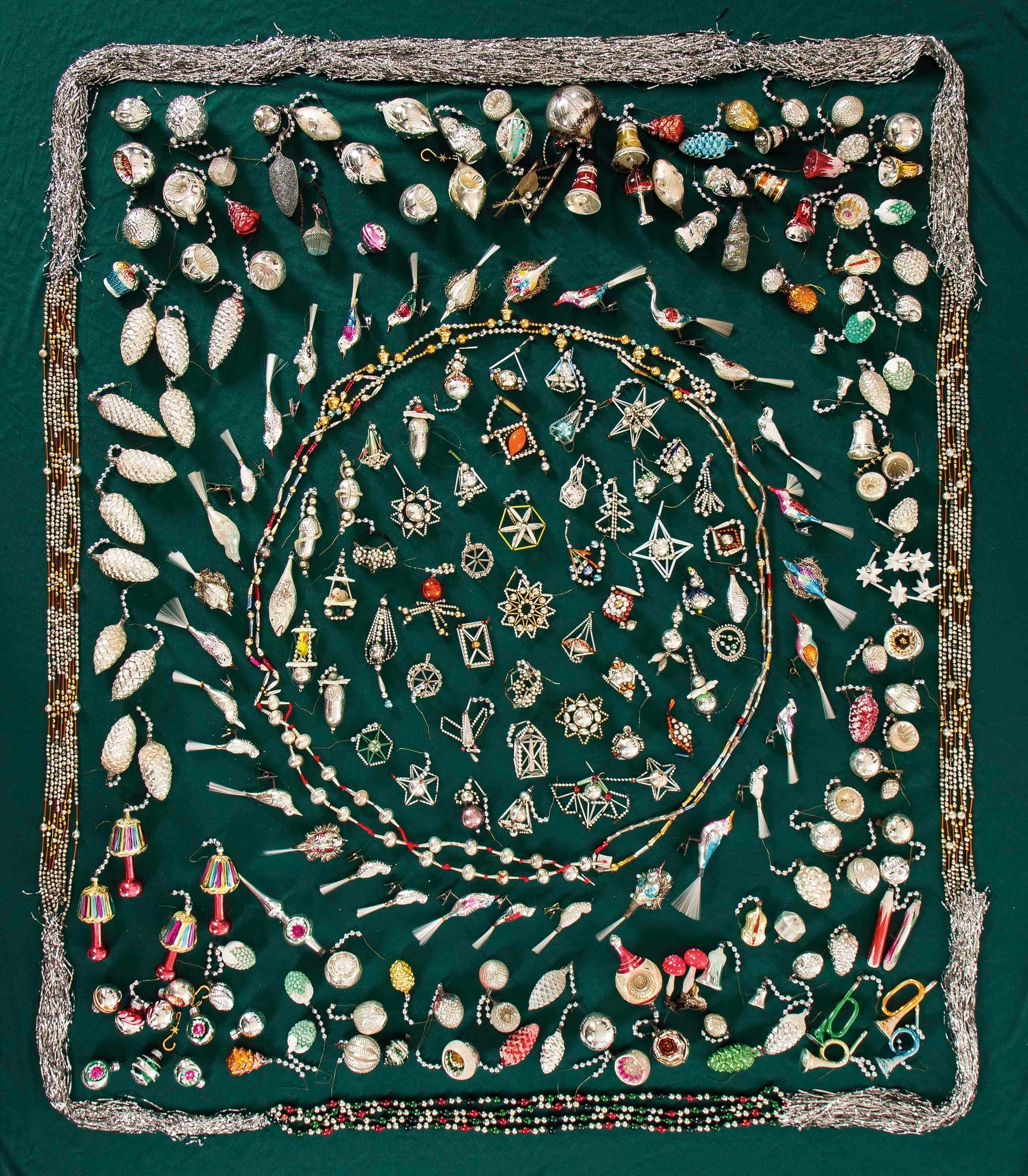Konvolut Gablonzer Christbaumschmuck, Lauscha u.a., um 1900 und später farbloses Glas, bunt und silberfarben dekoriert, ca. 240 Stück : u.a. Vögel, Zapfen, Glocken, Kugeln, Trompeten, Ketten, verschiedene Anhänger aus kleinen Perlen, Kugeln und Stäben, Lametta, beschädigt Rufpreis 2000 Euro, (c) Dorotheum