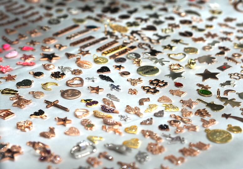 Anhänger auf der Schmuckmesse Inhorgenta