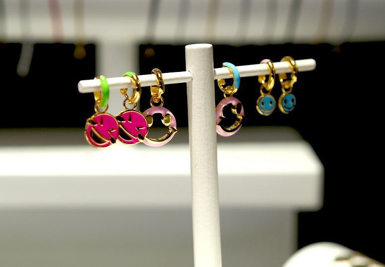 Smiley Creolen Schmuck Trend