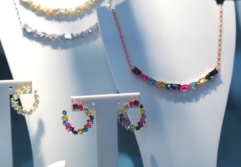 Bunter Schmuck im Trend auf der Inhorgenta